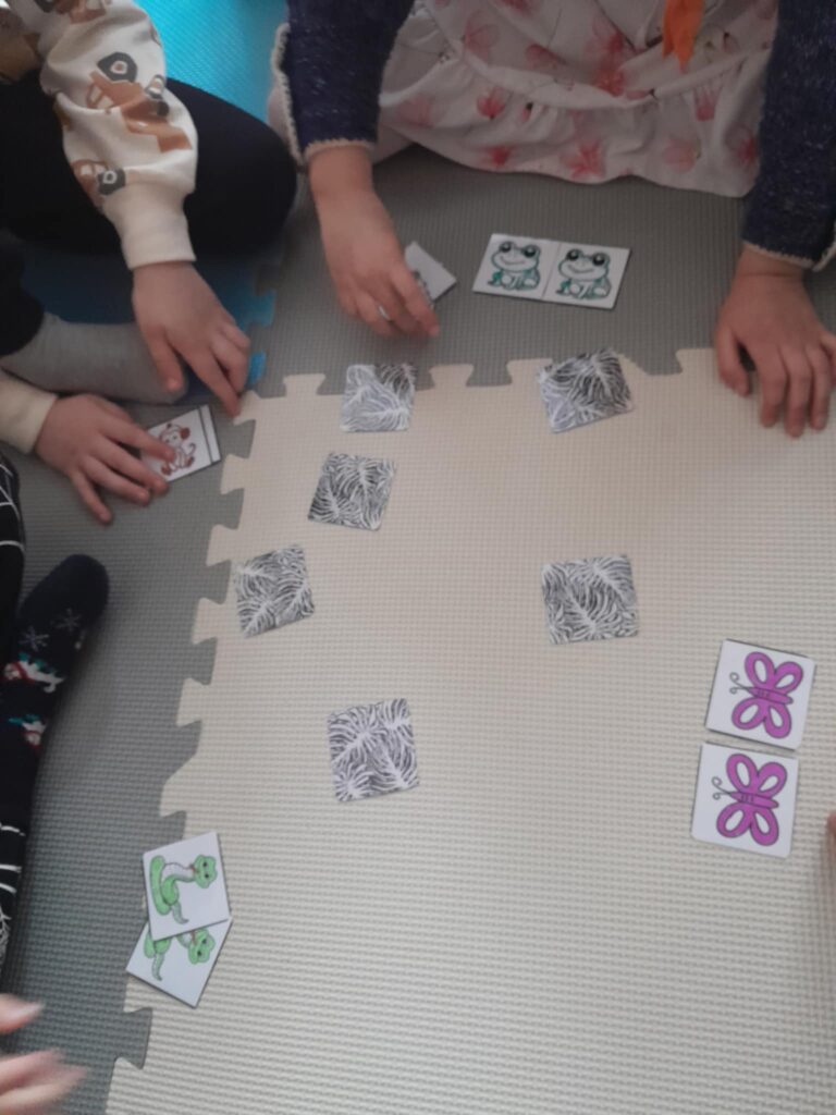 dzieci grają w memo