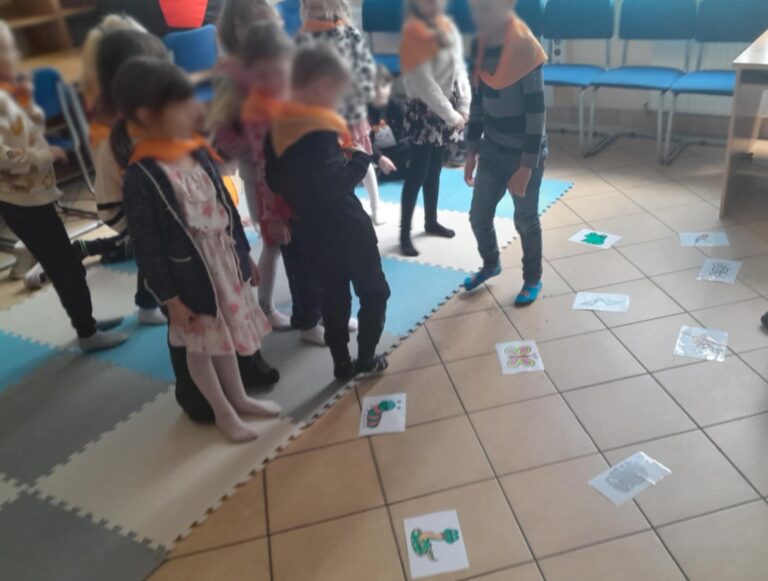 dzieci grają w memo