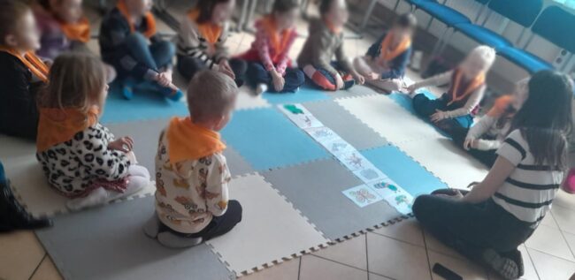 dzieci grają w memo