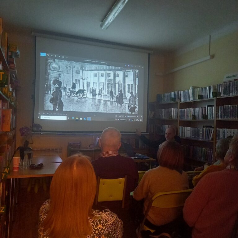 grupa ludzi ogląda prezentację