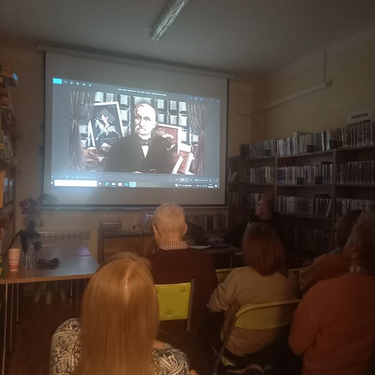 grupa ludzi ogląda prezentację