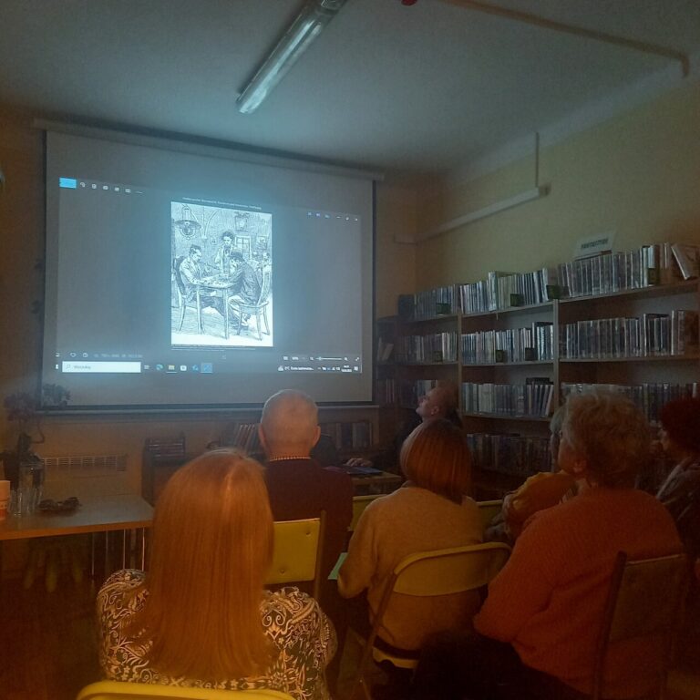 grupa ludzi ogląda prezentację