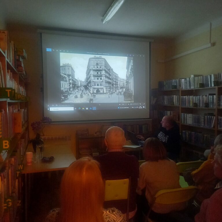 grupa ludzi ogląda prezentację