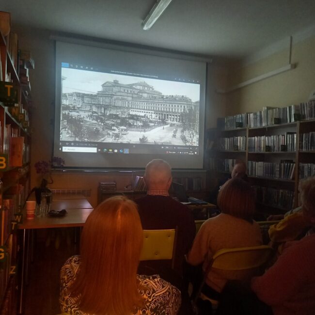 grupa ludzi ogląda prezentację