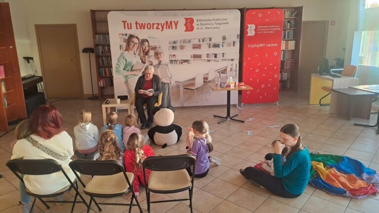 dzieci siedzą na krzesłach