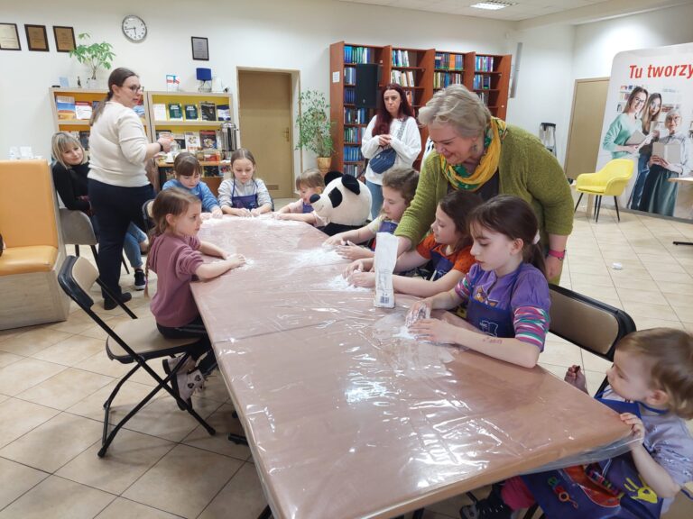 dzieci robią sztuczny śnieg