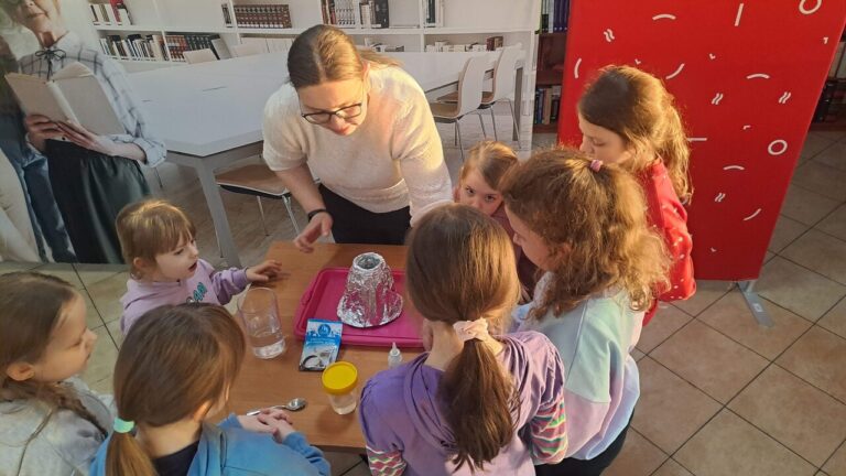 dzieci robią sztuczny śnieg