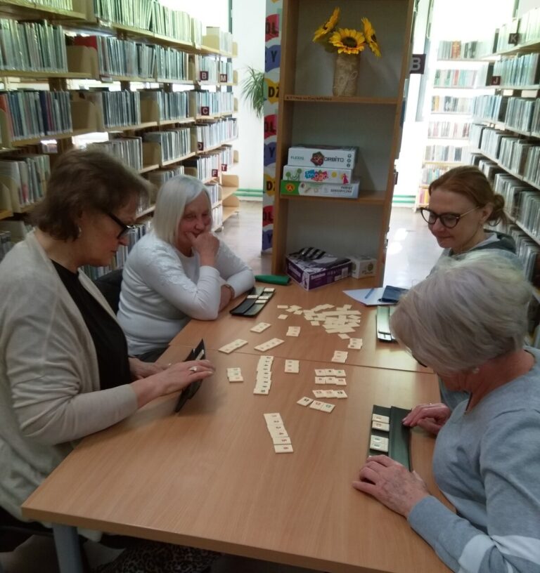 kobiety grają przy stole