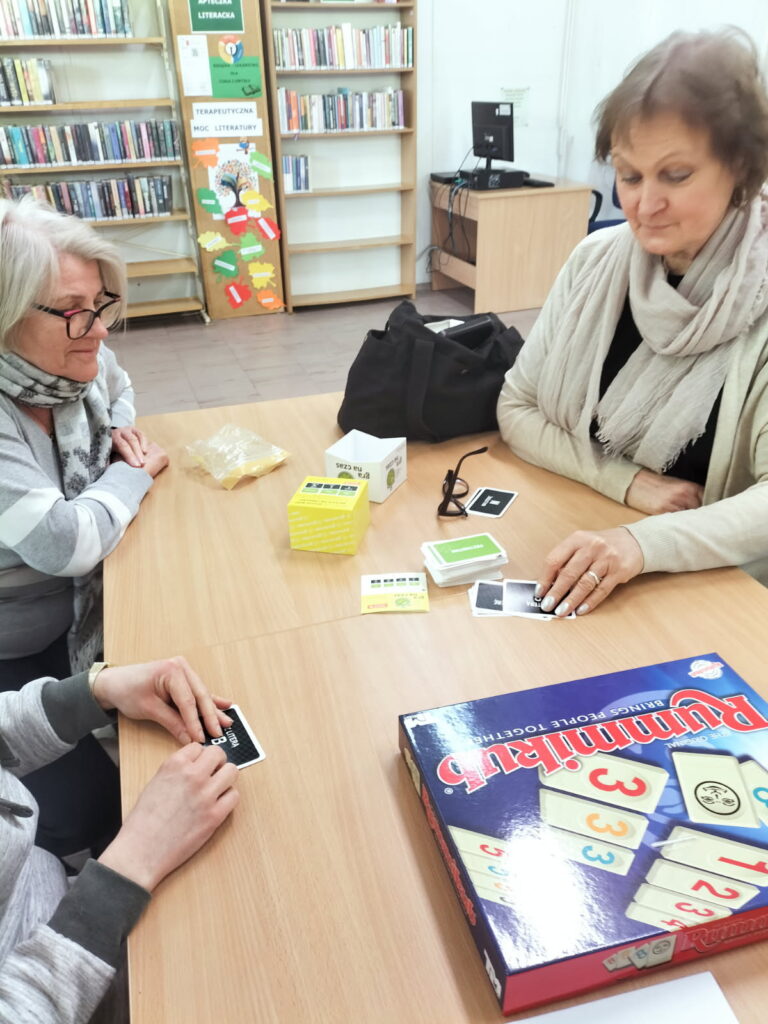 kobiety grają przy stole