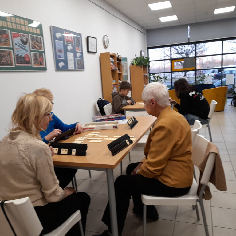 ludzie grają przy stole