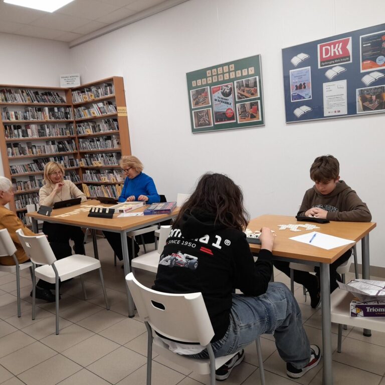 ludzie grają przy stole