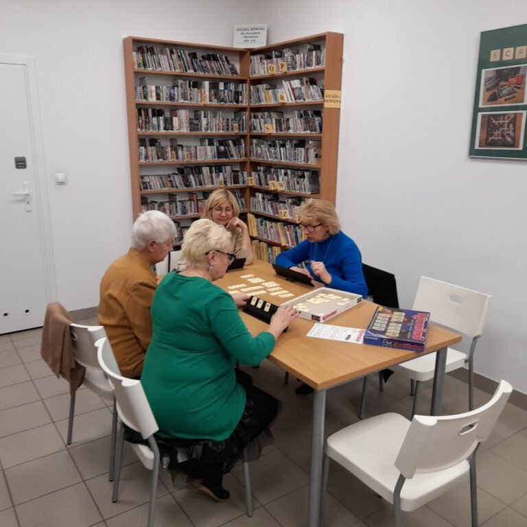 ludzie grają przy stole