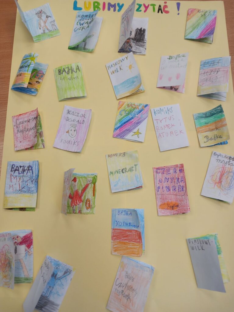 prace plastyczne uczniów - wystawka 3D ilustrująca książki przekazane szkole