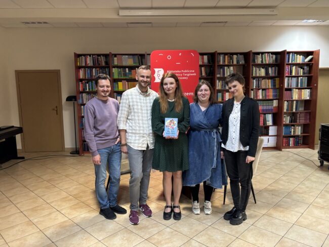 ludzie na spotkaniu autorskim