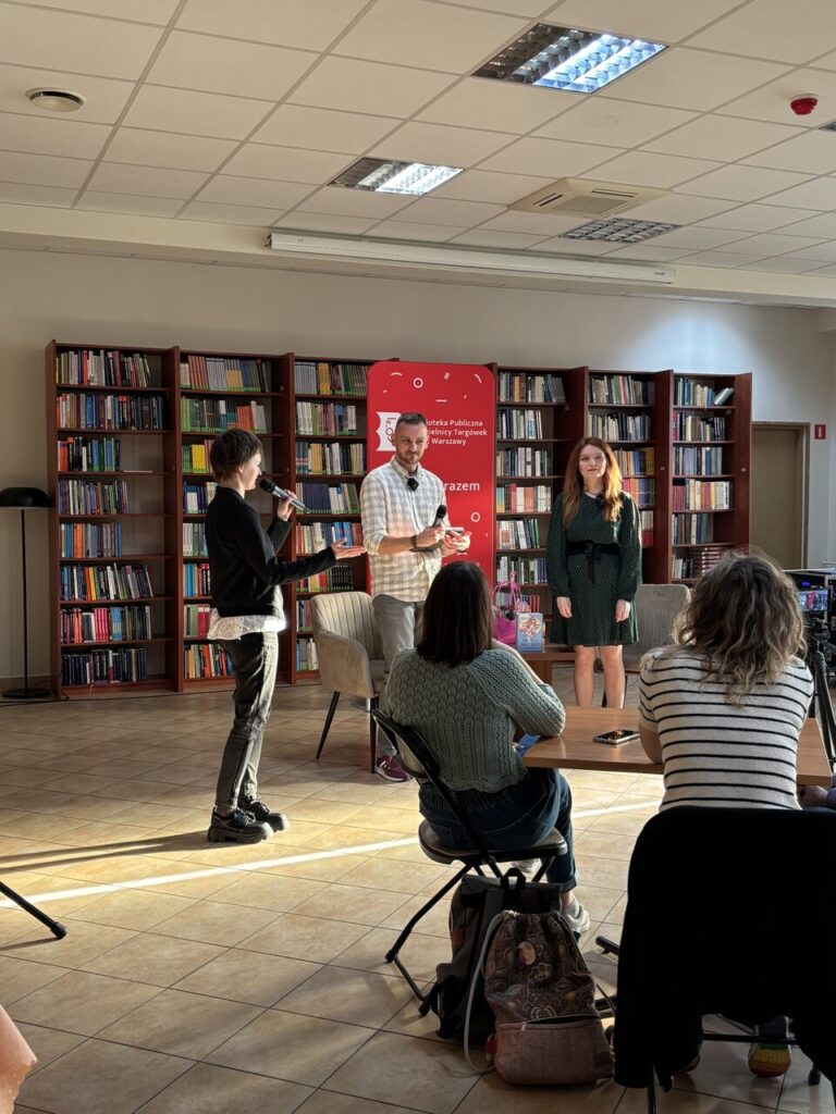 ludzie na spotkaniu autorskim