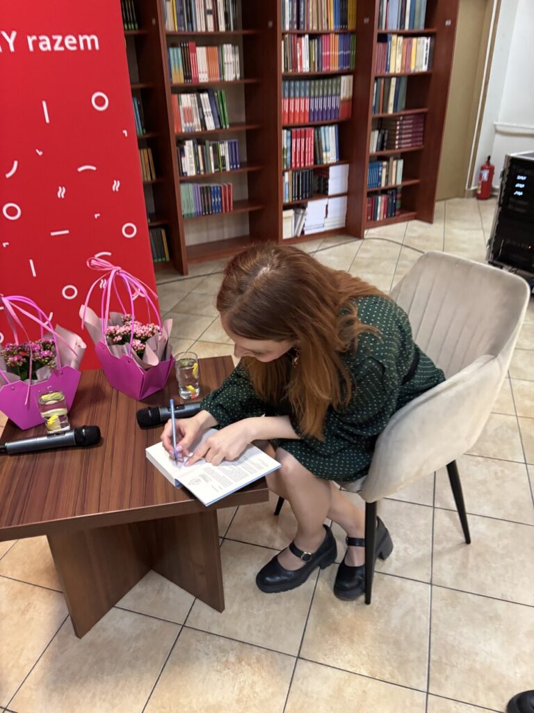 ludzie na spotkaniu autorskim