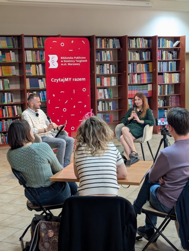 ludzie na spotkaniu autorskim