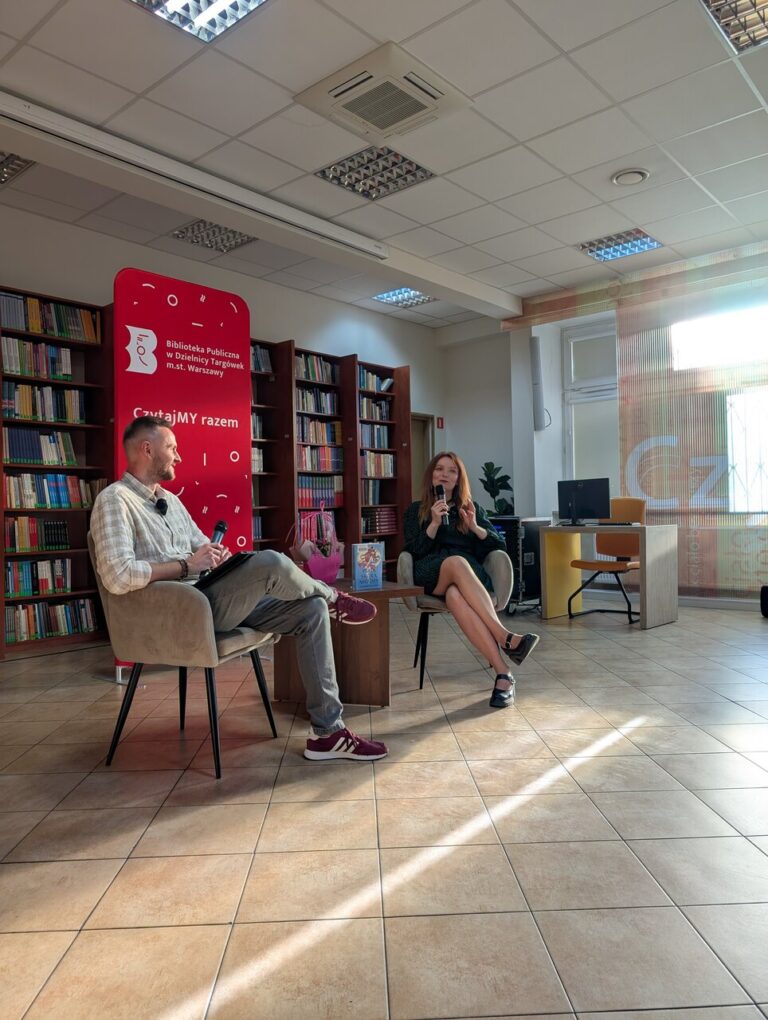 ludzie na spotkaniu autorskim