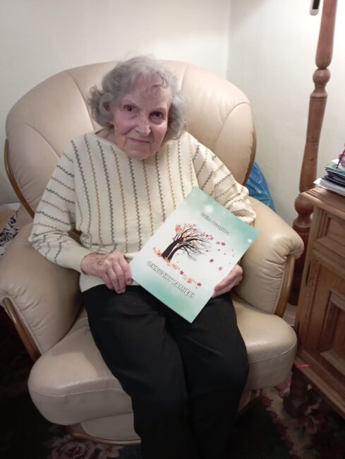 Halina Duszyńska prezentuje swoją autobiografię Okruchy pamięci