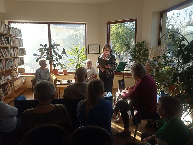 biblioteczne spotkanie poetów z grupy Akant z dziećmi ze świetlicy parafii św. Marka Ewangelisty