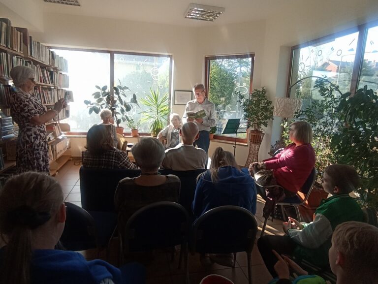 biblioteczne spotkanie poetów z grupy Akant z dziećmi ze świetlicy parafii św. Marka Ewangelisty