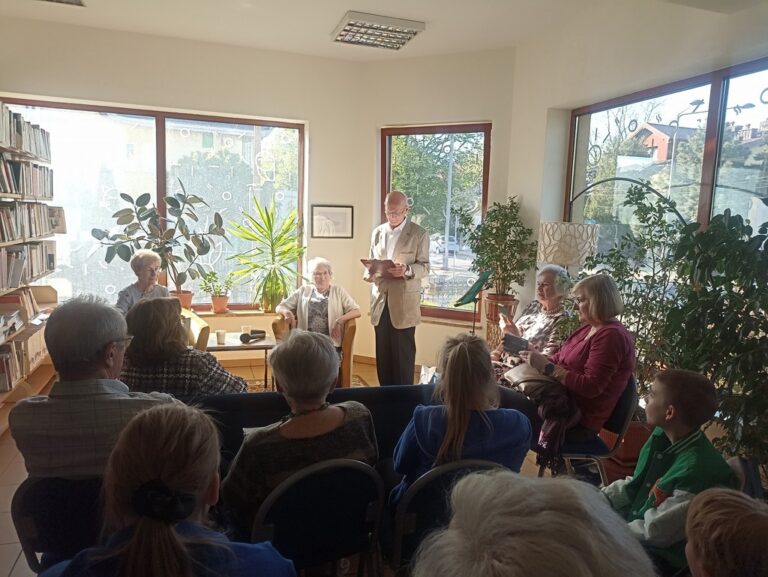 biblioteczne spotkanie poetów z grupy Akant z dziećmi ze świetlicy parafii św. Marka Ewangelisty