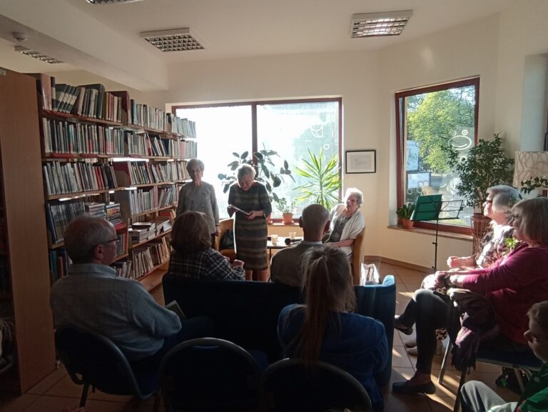 biblioteczne spotkanie poetów z grupy Akant z dziećmi ze świetlicy parafii św. Marka Ewangelisty