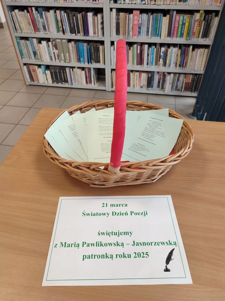 w wiklinowym koszyku są wydrukowane wiersze Marii Pawlikowskiej-Jasnorzewskiej