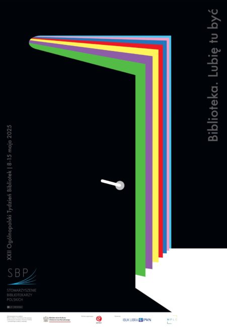 uchylone w mroku drzwi, zza których jaśnieją jasne kolory biblioteki