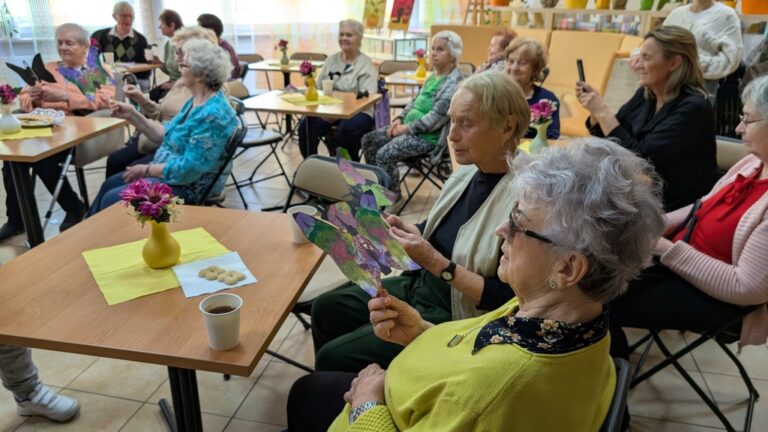 spotkanie dzieci z seniorami w bibliotece