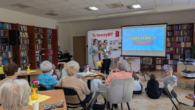 spotkanie dzieci z seniorami w bibliotece