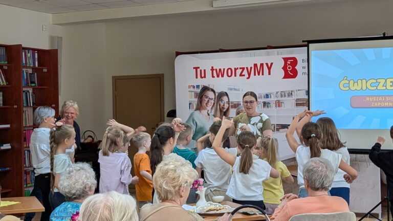 spotkanie dzieci z seniorami w bibliotece