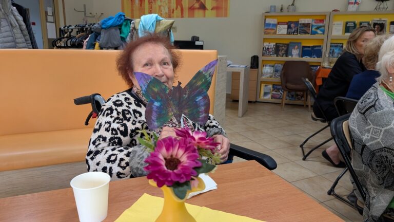 spotkanie dzieci z seniorami w bibliotece