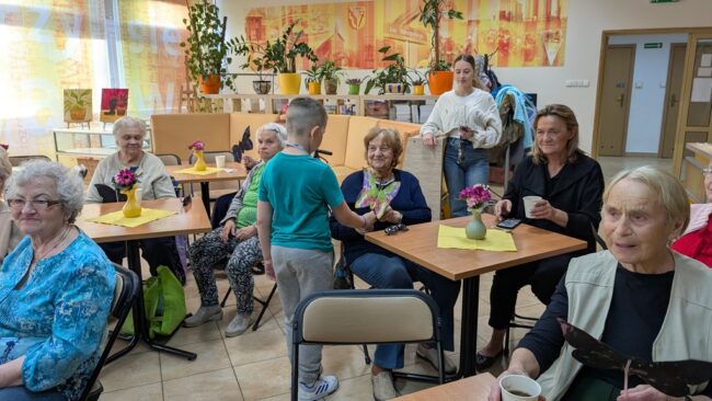 spotkanie dzieci z seniorami w bibliotece