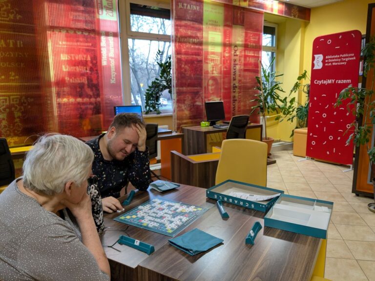 uczestnicy spotkania grają w gry planszowe