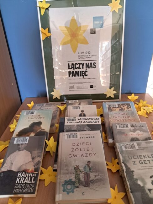 prezentacja książek o powstaniu w getcie warszawskim, na książkach żonkile - symbol rocznicy