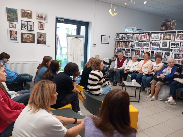 spotkanie seniorów z młodzieżą w ramach Tygodnia Międzypokoleniowego