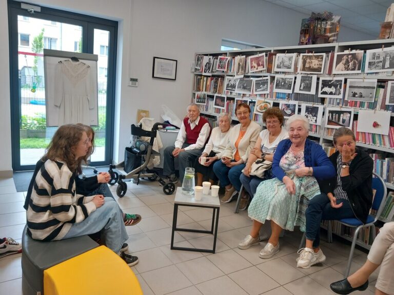 spotkanie seniorów z młodzieżą w ramach Tygodnia Międzypokoleniowego