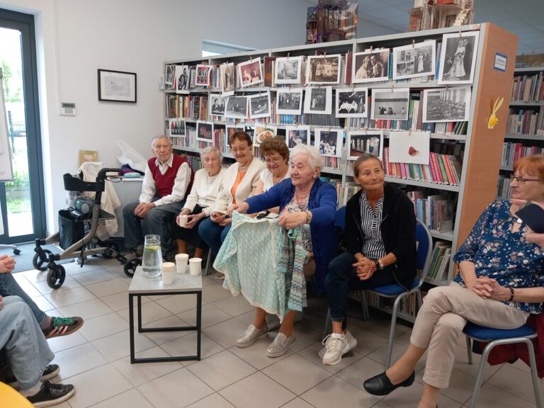 spotkanie seniorów z młodzieżą w ramach Tygodnia Międzypokoleniowego