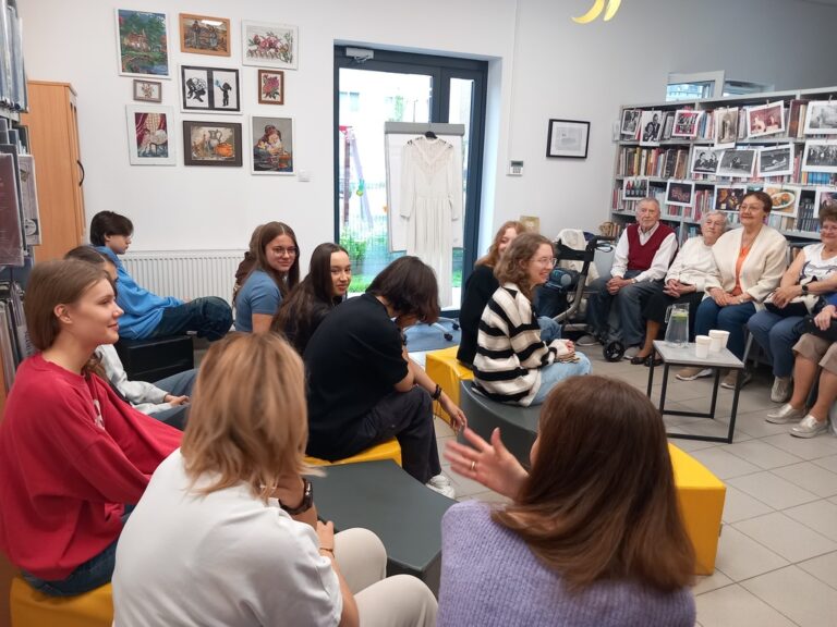 spotkanie seniorów z młodzieżą w ramach Tygodnia Międzypokoleniowego