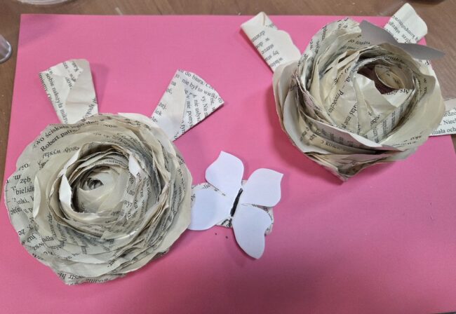 prace plastyczne uczestników warsztatów, m.in. kwiaty z kartek papieru