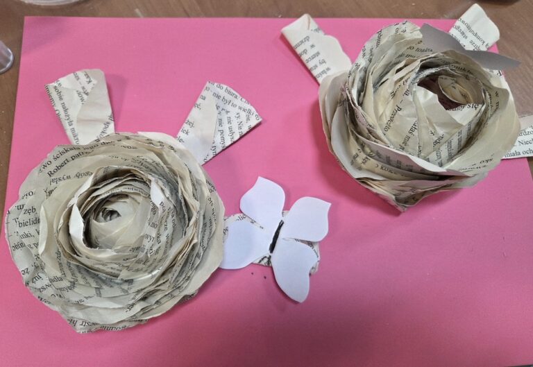 prace plastyczne uczestników warsztatów, m.in. kwiaty z kartek papieru