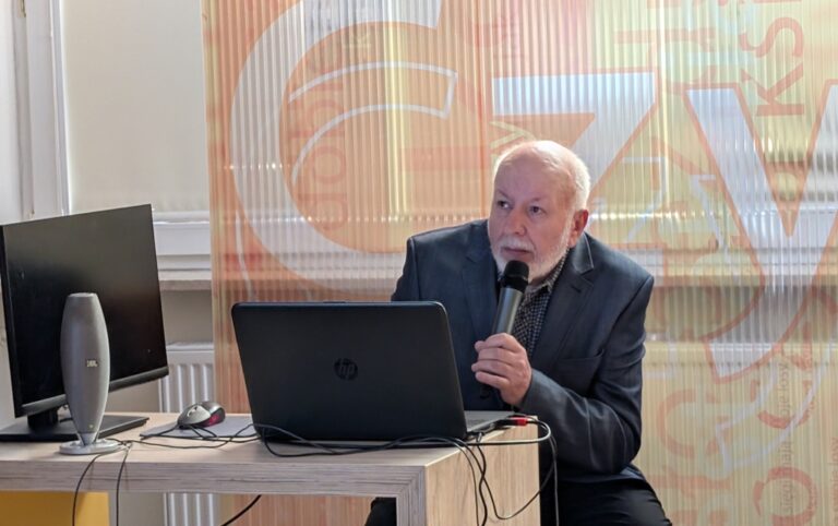 Tomasz Elsztein - syn Pawła Elszteina - przy komputerze z mikrofonem w dłoni