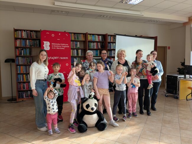 pamiątkowe zdjęcie uczestników wielkanocnego czytania z pandą Wandą