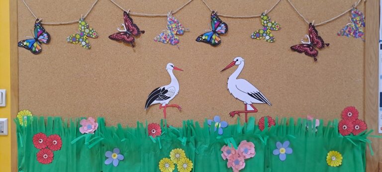 wiosenne dekoracje w bibliotece