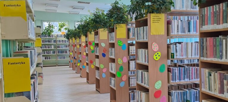 wielkanocne dekoracje w bibliotece