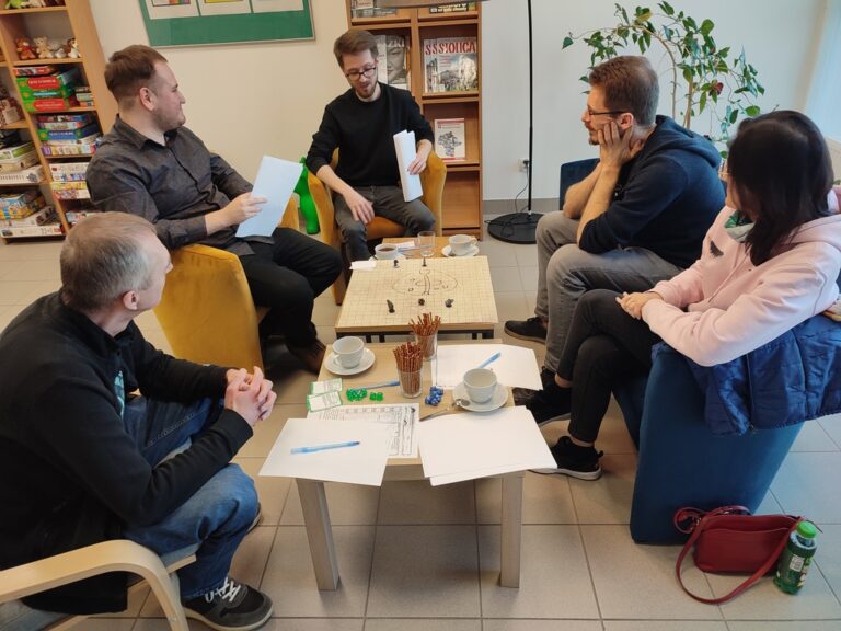 sesja RPG Dungeons & Dragons; 4 osoby grają