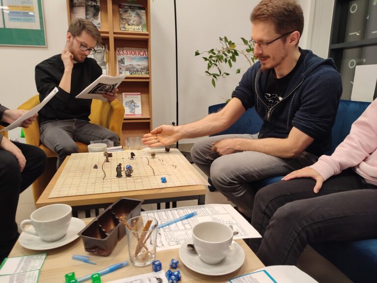 sesja RPG Dungeons & Dragons; 4 osoby grają