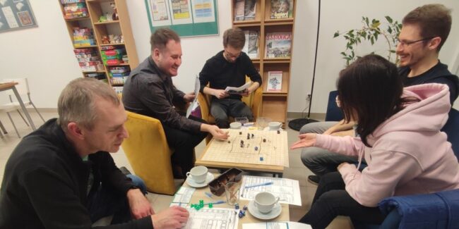 sesja RPG Dungeons & Dragons; 4 osoby grają