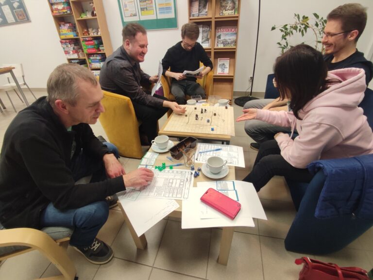 sesja RPG Dungeons & Dragons; 4 osoby grają